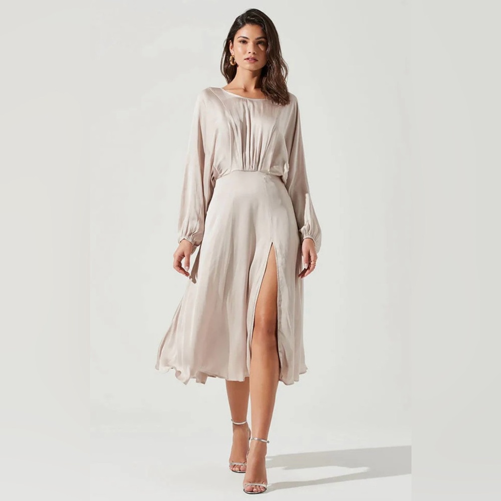 ASTR THE LABEL MARIN DOLMAN SLEEVE MIDI DRESS IN CHAMPAGNE